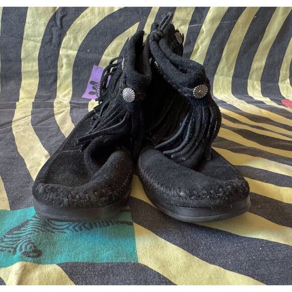 Minnetonka Women's High Top Back Zip Boot, size 7-8 - Picture 8 of 8